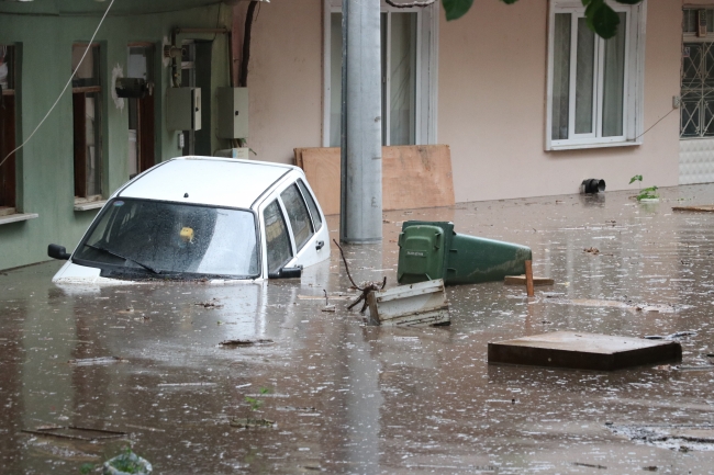Bursa'da sağanak su baskınlarına neden oldu